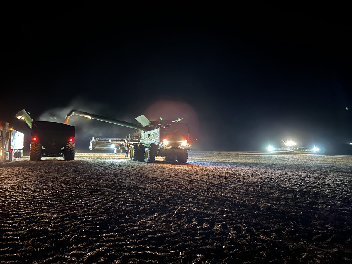 AustinSundeen's tweet photo. That’s a wrap for the evening, tomorrow we cut the final qtr of beans and prepare for #corn23 https://t.co/IQcJkosOSg