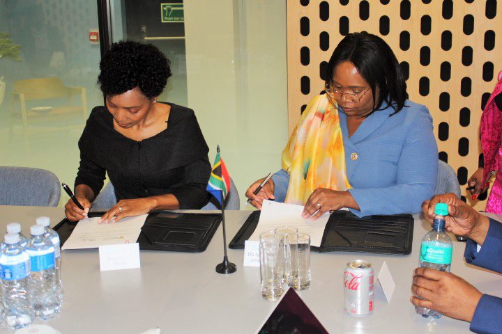 CommsZA's tweet photo. The signing was attended by Minister Mondli Gungubele, Cisco Global CEO Chuck Robbins, Director-General of the Department, Nongqubela Jordan-Dyantyi and CISCO South Africa Country Manager, Smangele Nkosi. https://t.co/Gv1a3Eh6rB