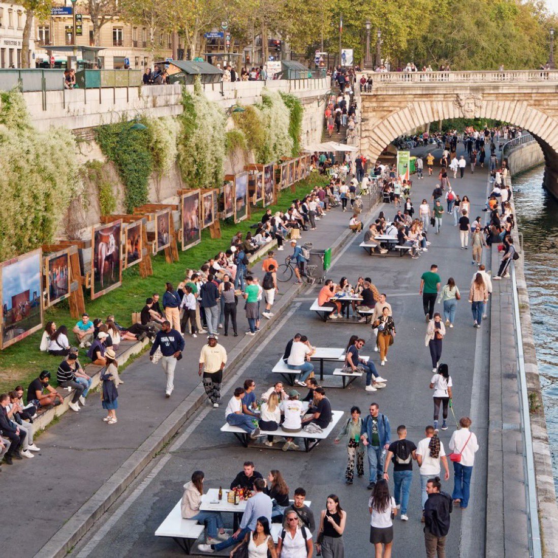 BrentToderian's tweet image. The bank of the Seine in Paris. This used to be space for cars, now for several years it’s been a special place for people. All it took was leadership. Oh, and fighting and winning a court battle when that leadership was challenged. HT @EmmanuelSPV for pic.