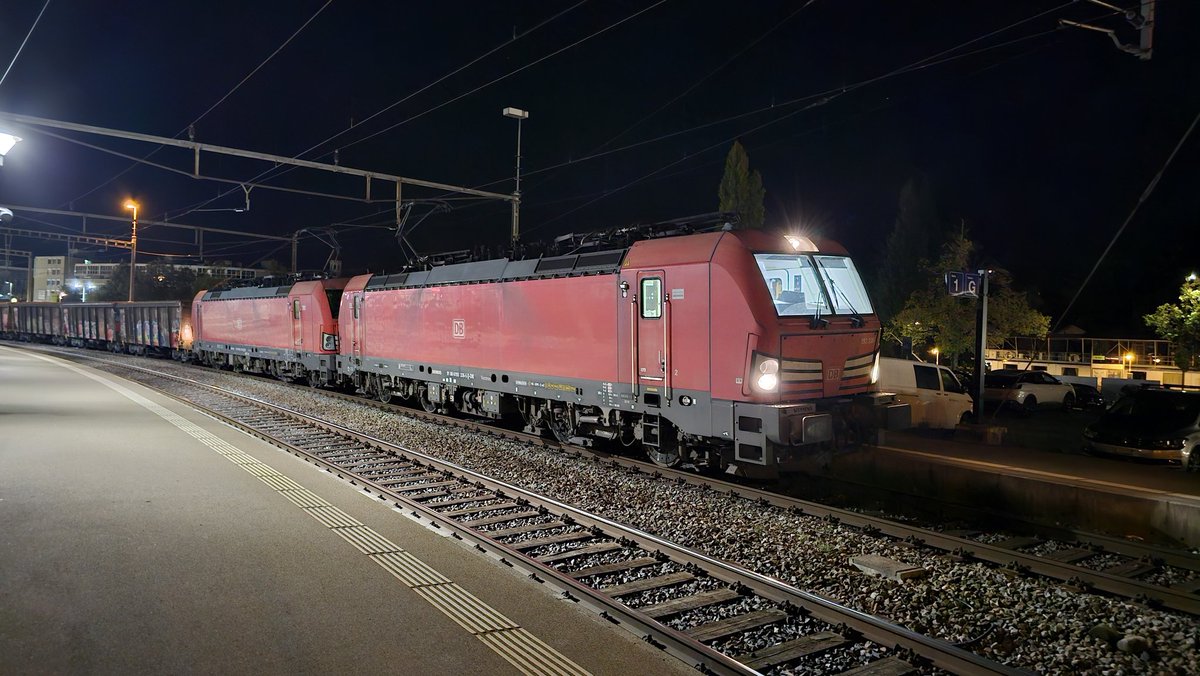 TWeinlein's tweet photo. Guten Morgen aus Thun 🙋🏼‍♂️

Mit 3419t gesamt ging es mit unserem #Tonzug hier her - nun übernehmen 2 Kollegen aus Spiez und ich fahre zurück nach Muttenz.

Einen schönen Morgen euch ✌️

#BR193 #Doppeltraktion #DBCCH #TRAINfluencer #Cargo #Lokführer https://t.co/BTcVFuT5zp