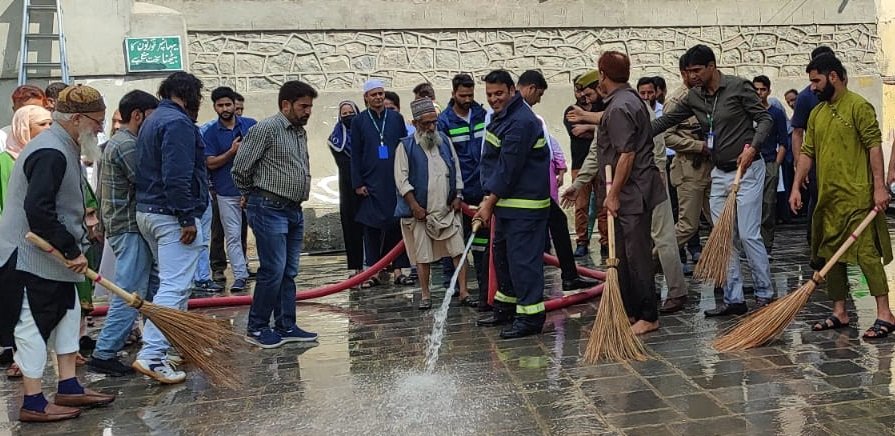 RisingKashmir's tweet photo. #SpecialCampaign3.0: #FireEmergencyServices launches #Swachhata across its #stations, #offices 

@OfficeOfLGJandK @diprjk

https://t.co/mLWOgNuZ5L https://t.co/nSorb0ND6Y