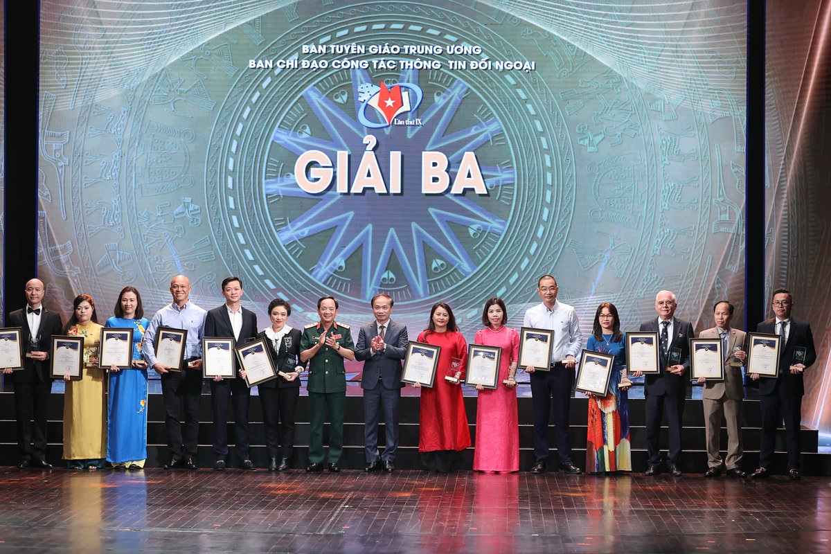 vufo1950's tweet photo. The awarding ceremony of the 9th National External Information Service Awards was held at the Hanoi Opera House on October 12. VUFO and international friends and partners contributed 5 works, including 2 Third prizes and 3 Consolation prizes. #TTĐN #externalinformation https://t.co/3jK0ZcF5DZ