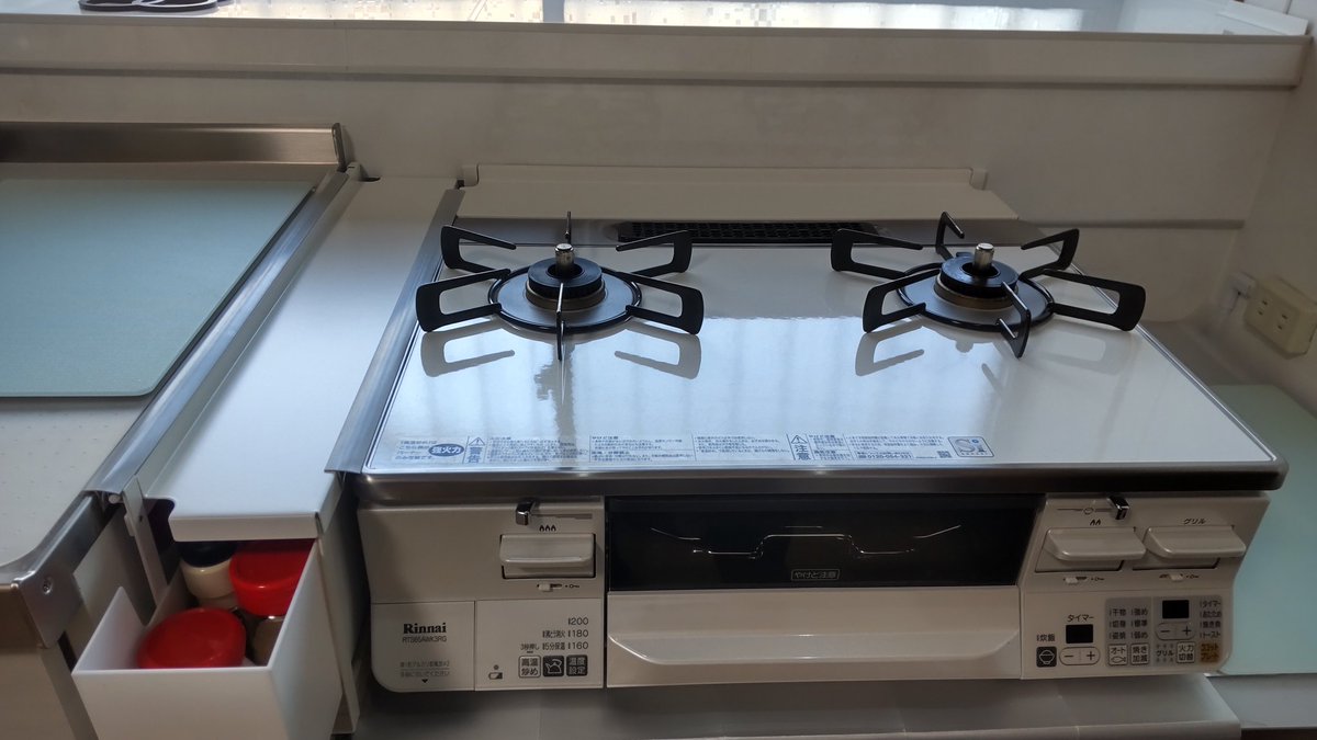forest6804's tweet photo. コンロ台のまわりに山崎実業のコンロ奥隙間ラックを置いて、調味料を入れる引き出しを百均のケース、スライドレール、余っていた板で作ってみました。 https://t.co/vjg52gmsiq