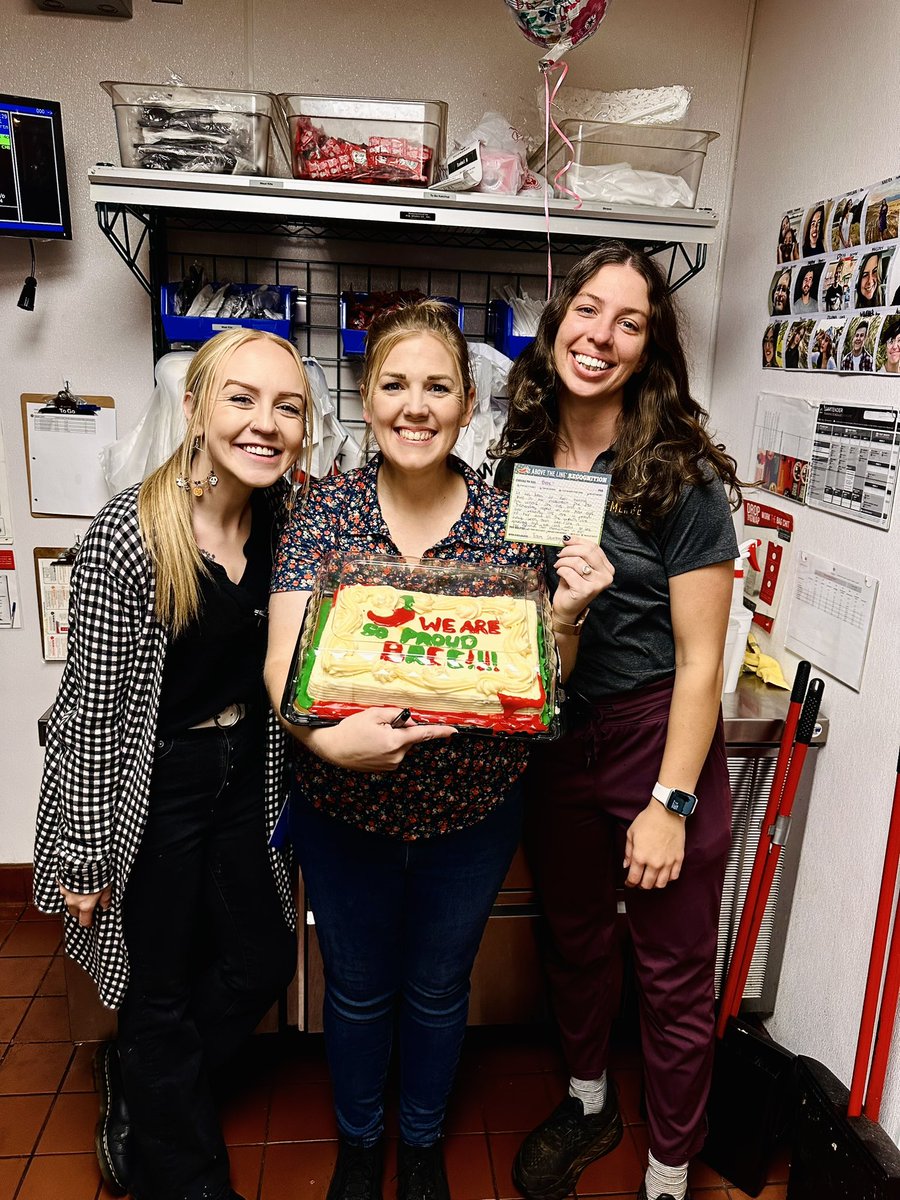 BritneeHogue's tweet photo. Bree was our first MID here in Saratoga &amp; we are so sad to see her go, but so excited to see her #chilisgrow !!🌻🌶️ #chilislove #ctr @anarchy_bus @hasquet @Chilis @StephanieKeeli5 https://t.co/kNQGWjtpxg