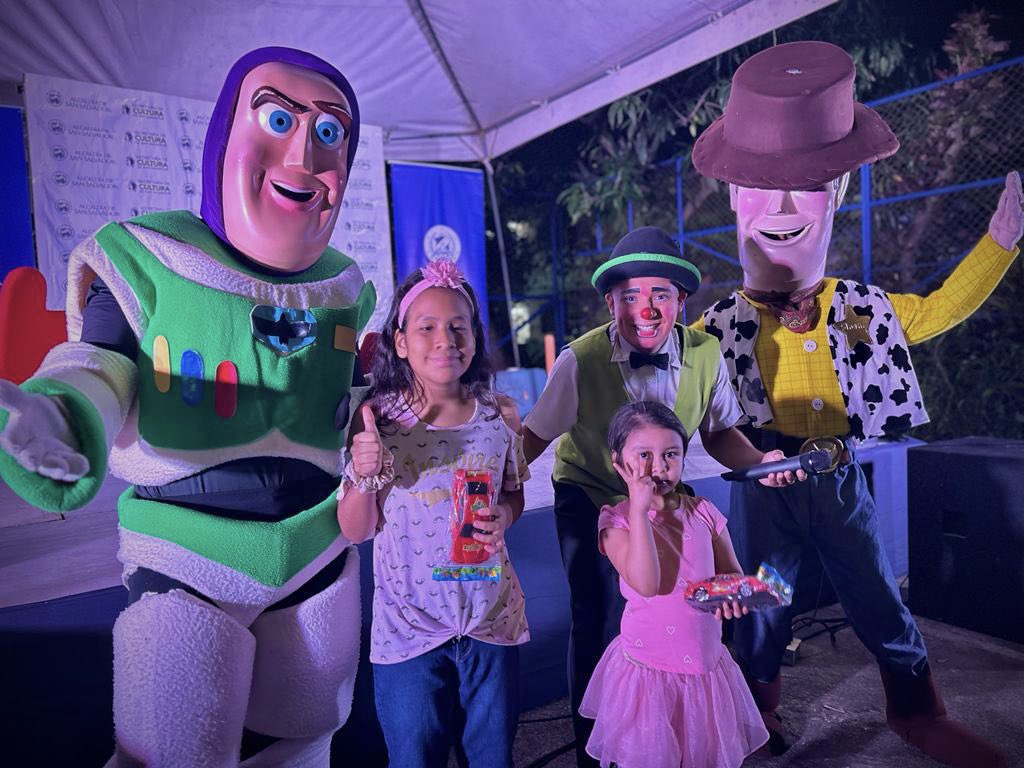 Sackjuarezc's tweet photo. Seguimos celebrando con alegría a los niños y niñas de todas partes de San Salvador, este día les tocó a los niños del condominio residencial satélite! 👧🏻👦🏻🎉 Juegos y diversión para grandes y pequeños llenaron el día. https://t.co/7QOK07rjVe