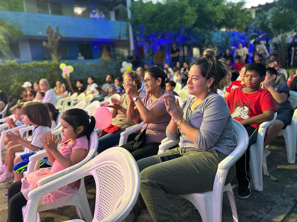 Sackjuarezc's tweet photo. Seguimos celebrando con alegría a los niños y niñas de todas partes de San Salvador, este día les tocó a los niños del condominio residencial satélite! 👧🏻👦🏻🎉 Juegos y diversión para grandes y pequeños llenaron el día. https://t.co/7QOK07rjVe