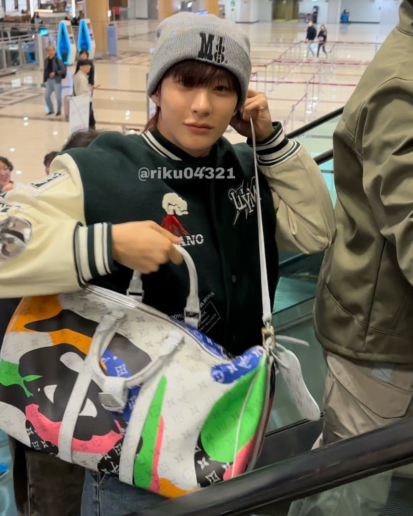 riize_art's tweet image. Anton with his big bag🦕🧳👜

Photo by : @riku04321 

#ANTON #앤톤 
#RIIZE #라이즈 
@RIIZE_official