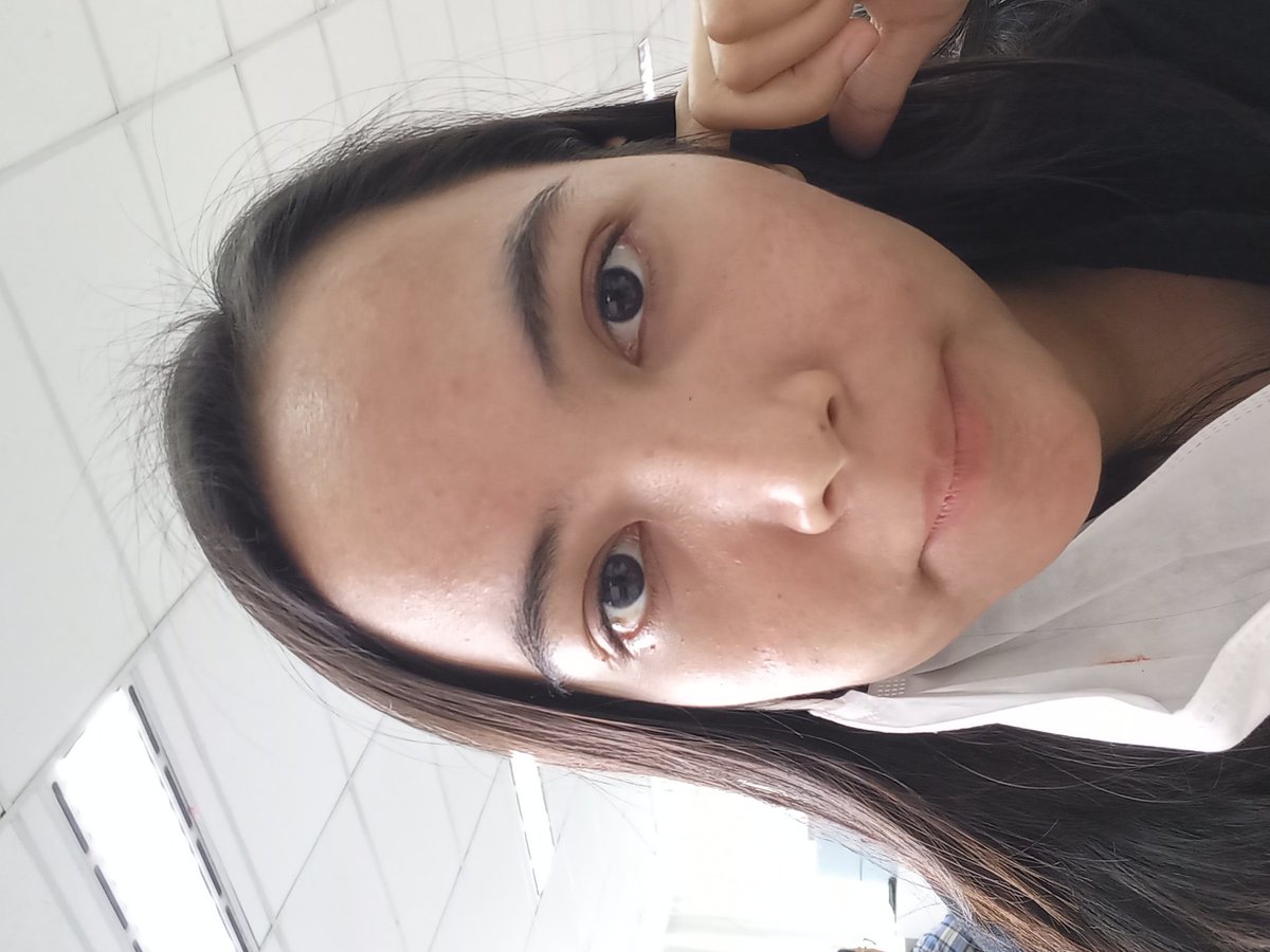 Ga lagi lagi pake retinol Avoskin yang toner.
Kayaknya kulitku super sensitive, di jidat sama pipi jadi numbuh jerawat dalam semalam memakai.