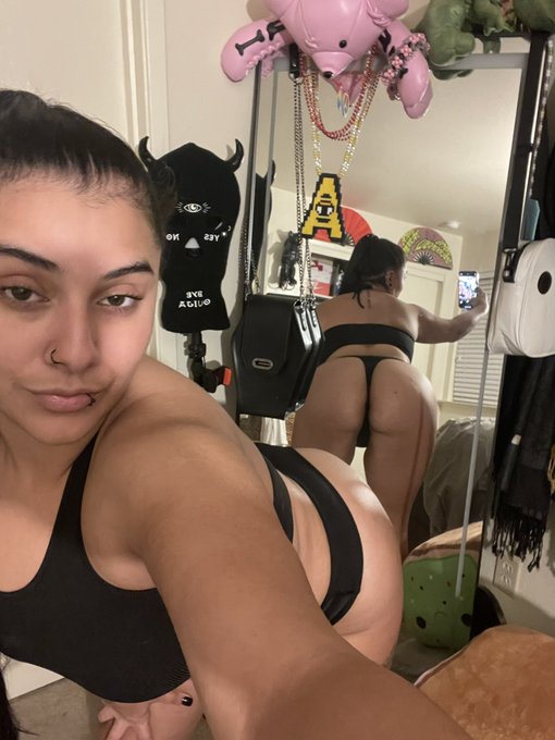 Spank me 🤤 https://t.co/oU1ZBz2DKg