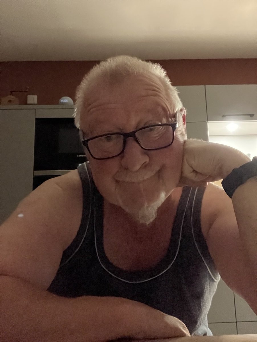 H58006478H's tweet photo. Your dear and sweet dad Tom wished you a nice Friday and a good start to the weekend 😍😍😍 https://t.co/u8ByC7djlN