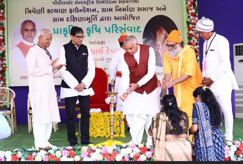 drpkshukla2001's tweet photo. Honourable Governor of Gujarat State, Shri Acharya Devrrat, visited #TriveniKalyanFoundation, #Mahuva #Bhavnagar and met with over 2500+ farmers during  "Parisamvaad on Natural Farming," was organized by #Pidilite @CMOGuj @ADevvrat @Collectorbhav @ddobhavnagar https://t.co/n6fk337d0f
