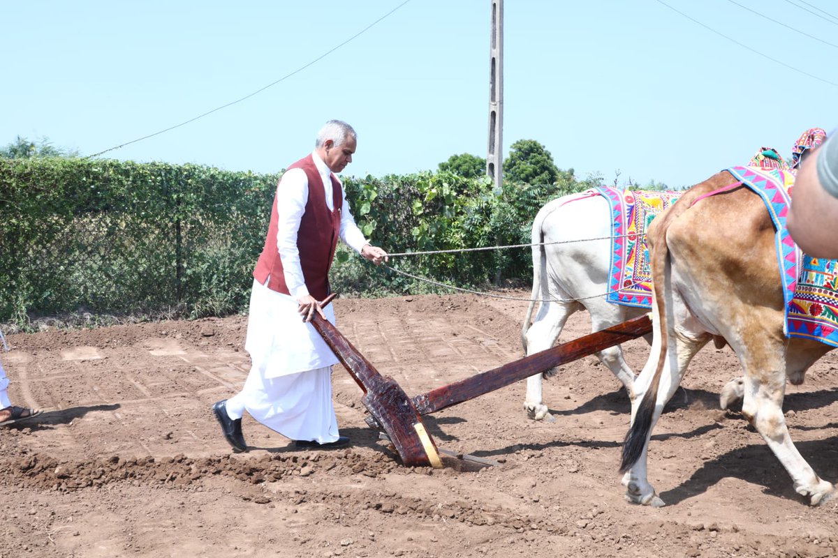 drpkshukla2001's tweet photo. Honourable Governor of Gujarat State, Shri Acharya Devrrat, visited #TriveniKalyanFoundation, #Mahuva #Bhavnagar and met with over 2500+ farmers during  "Parisamvaad on Natural Farming," was organized by #Pidilite @CMOGuj @ADevvrat @Collectorbhav @ddobhavnagar https://t.co/n6fk337d0f
