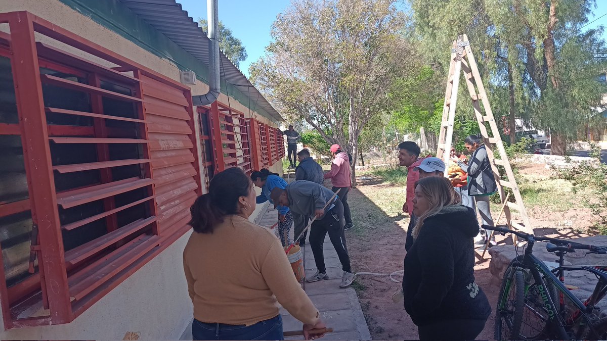 rodriguez_dito's tweet photo. Cumplimos:                 Pintamos el frente del Colegio y de la Escuela Técnica "Honorio Rodríguez" 
Orgulloso de nuestro equipo de jovenes peronistas de Vinchina, con gran vocación de servicio.
@QuintelaRicardo @amolinalarioja @JuanLunaCorzo @SergioMassa https://t.co/vPlpcPx4RI