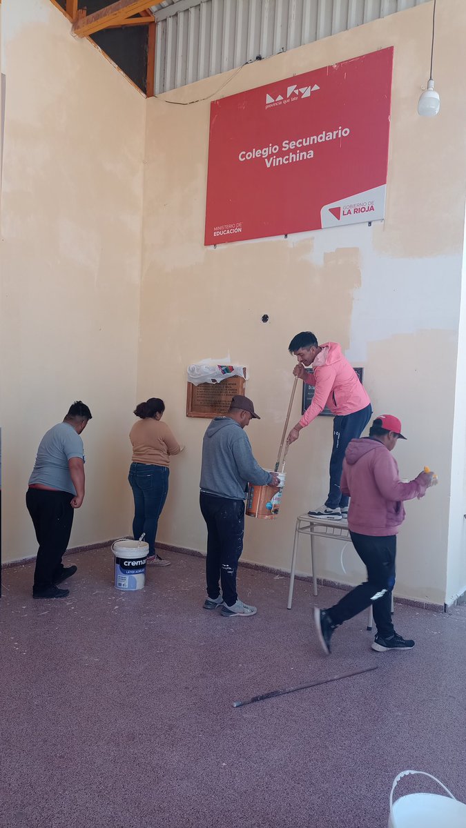 rodriguez_dito's tweet photo. Cumplimos:                 Pintamos el frente del Colegio y de la Escuela Técnica "Honorio Rodríguez" 
Orgulloso de nuestro equipo de jovenes peronistas de Vinchina, con gran vocación de servicio.
@QuintelaRicardo @amolinalarioja @JuanLunaCorzo @SergioMassa https://t.co/vPlpcPx4RI