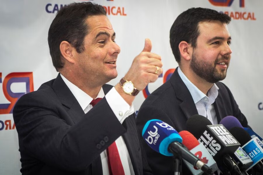 Nygma7677's tweet photo. ¿De verdad en Bogotá hay gente que está pensando en votar por Carlos Fernando Galán, amigo íntimo de Vargas Lleras y que además hizo parte de Cambio Radical durante muchos años?. ¿De verdad? https://t.co/ip3rKnQppt