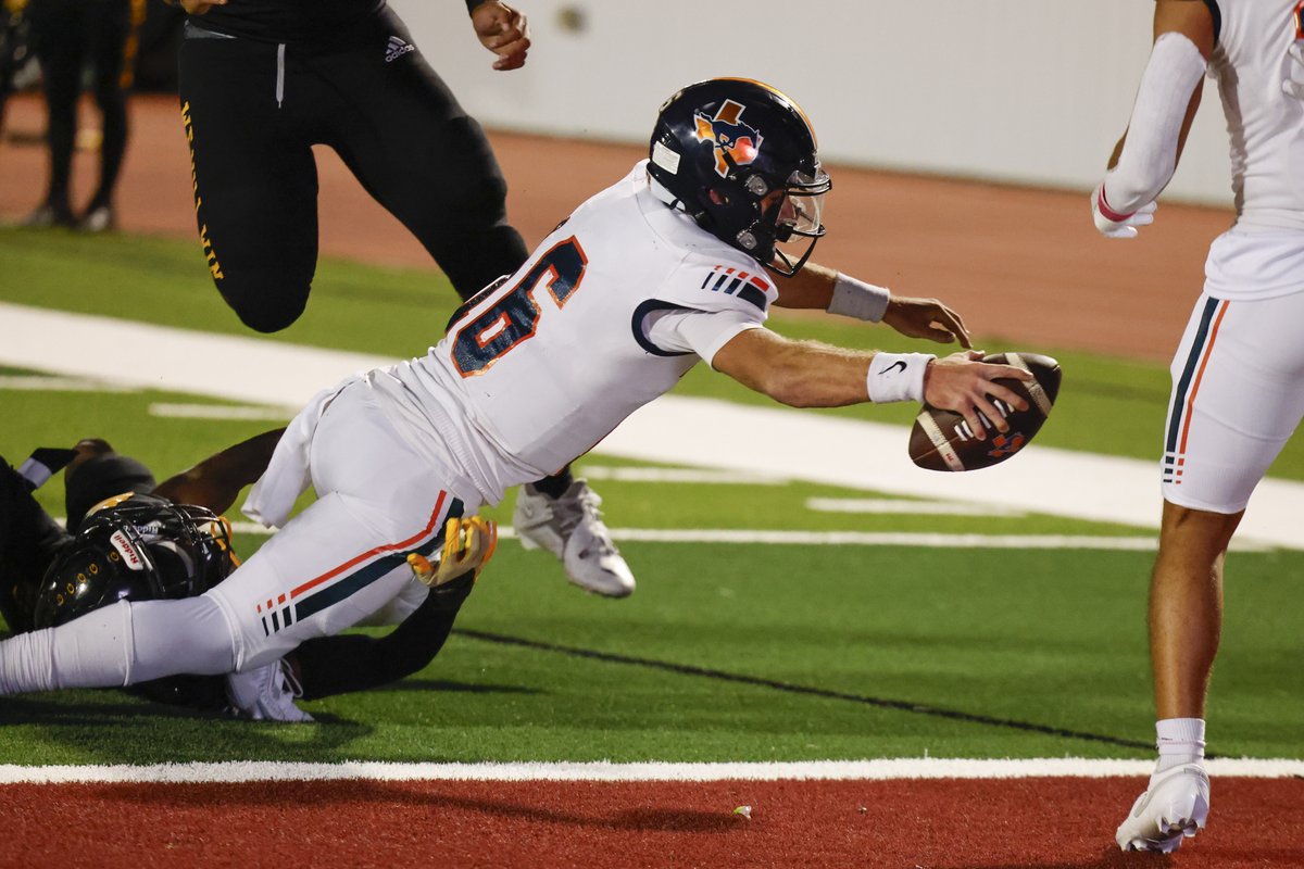 SportsDayHS's tweet photo. Quarterback Brenden George scored four rushing and one passing touchdown in Sachse's 57-24 win over Garland 😱

See more photos: https://t.co/fMfCOmME1r
Story, stats: https://t.co/pn3hUoWrJD

#TXHSFB https://t.co/G119mNQDj5