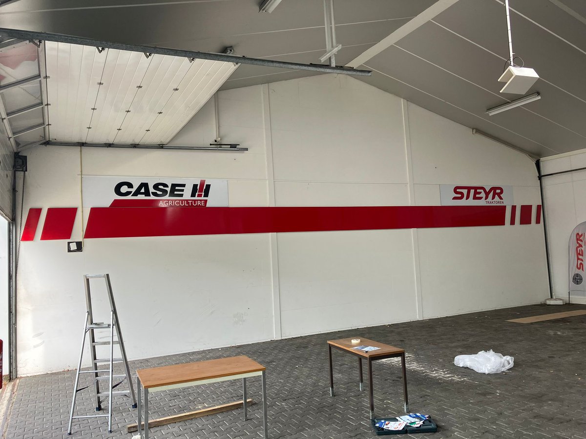 Sportsign's tweet photo. Bij @timmermanbv met diverse vestigingen in Noord Oost Nederland hebben we alle showrooms mogen upgraden in de huisstijl van de leveranciers : @CaseAgriculture, @steyr_traktoren en @NewHollandAgBr #denekamp #wierden #hardenberg #rouveen #witharen #swifterband #veessen >> https://t.co/OqBCHuDP1B