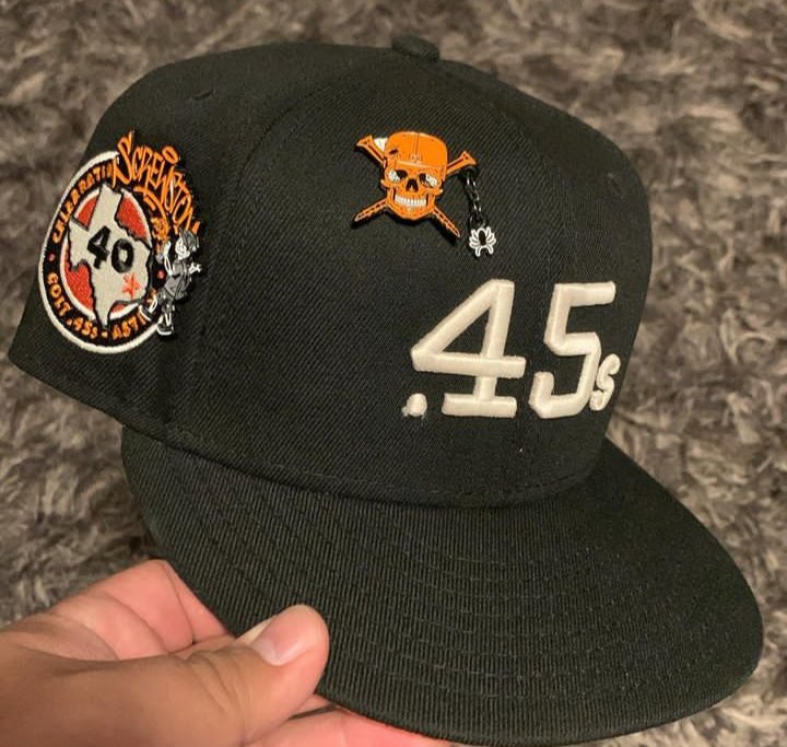 jonathhaaanx's tweet photo. @HatClub #bringbacktheOG can't believe this one didn't redrop for the GITD collection 🫤 https://t.co/yq839tMhEB
