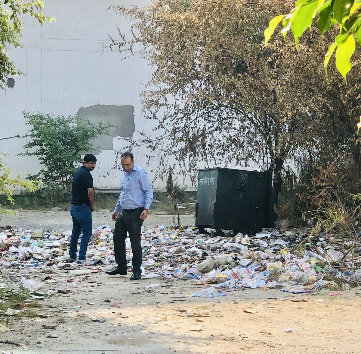 Aditya_vas09's tweet photo. @NagarVikasUP @DmMeerut @myogiadityanath @myogioffice @narendramodi @PMOIndia 

Take necessary actions to clean up the dumped garbage and gathering of stoners/drinkers in front of RPG Tower, Mangal Pandey Nagar, Meerut -250004 https://t.co/CRM5AlsWsC