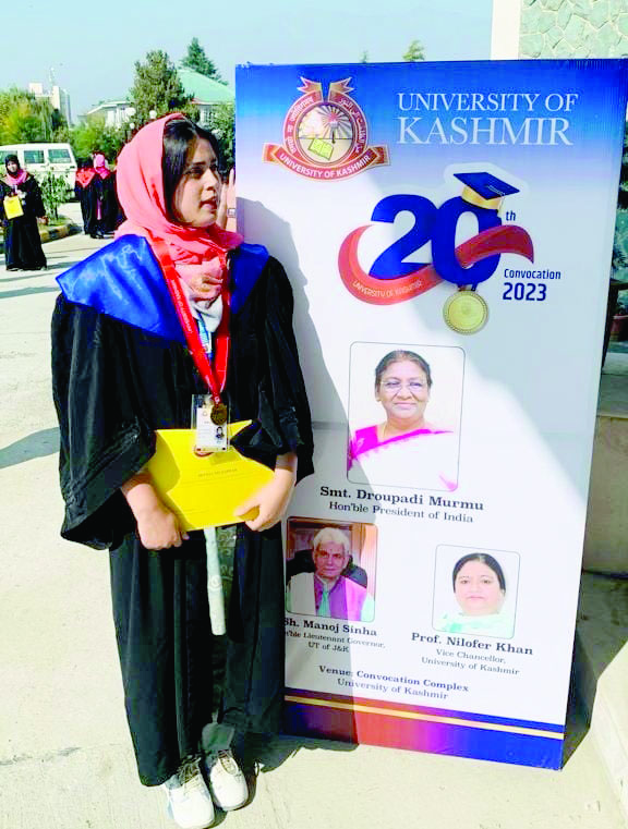 RisingKashmir's tweet photo. #Dream come #true for #Soporegirl, receives #Prezโs #GoldMedal at #KUconvocation
Reports @i_noor2022
@rashtrapatibhvn @manojsinha_ @OfficeOfLGJandK @diprjk
@EduMinOfIndia @MIB_India
@PIB_India
https://t.co/oVvOHCTfX3 https://t.co/yNoesDE2D7