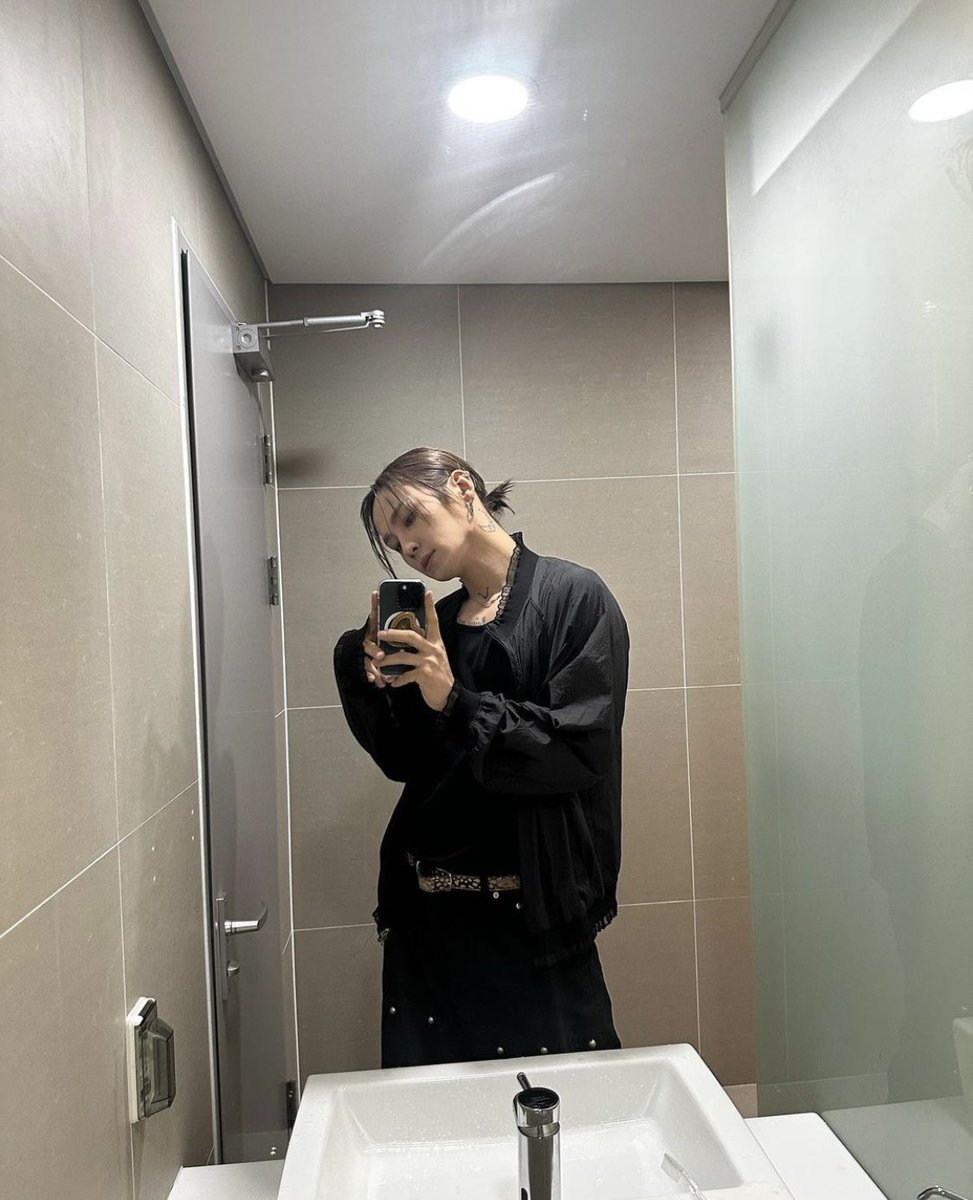공계에서 이런 말해도 되나 존나…. 호bㅏ 선수 같다 듟아
누가 봐도 선수 비주얼인 오른쪽이 오히려 웨이터고

얼음 갈아주러 들어온 돉이 손목 잡아 끌어앉히려는 손님한테 “형 걔는 선수 아니야~” 하면서 엉겨붙어 동생한테서 시선 돌리려 애쓰는 형아 보며 살벌한 눈 뜨다 나가버리는 궈녕돉 #돈득