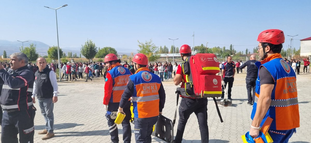 AFADIgdir's tweet photo. 13 EKİM 2023 Dünya Afeti azaltma günü kapsamında; Iğdır AFAD koordinatörlüğünde, İl Milli Eğitim Müdürlüğü, İtfaiye Müdürlüğü, İl Emniyet Müdürlüğü, İl Sağlık Müdürlüğünü ve Sayın Valimiz Ercan TURAN’ın da katılımı ile İnönü Ortaokulunda Deprem Tahliye Tatbikatı icra edilmiştir. https://t.co/Gv1ok7ExAz