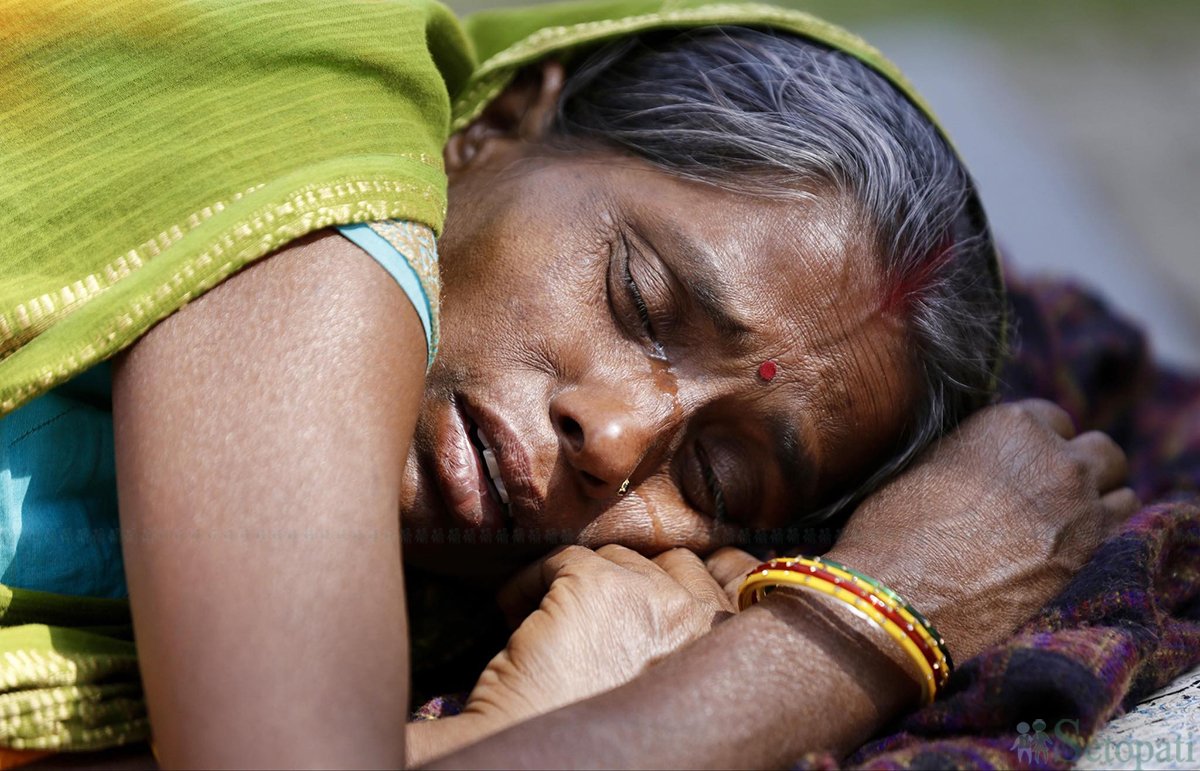 न्याय मरिसकेको हो वा न्याय बिकेको हो वा न्याय लोप भएको हो!?
छोरी आरती साहका लागि न्याय माग्दै १२० दिनदेखि माइतीघरमा धर्ना बस्नुभएकी आमा निर्मलादेबी।
भारती मानन्धर र प्रेम चलाउनेको हविगत उस्तै छ।
यसरी न्याय विचलन हुनु लोकतन्त्रको लागि अशुभ संकेत हो। प्रतिगमन र अधिनायकवाद।