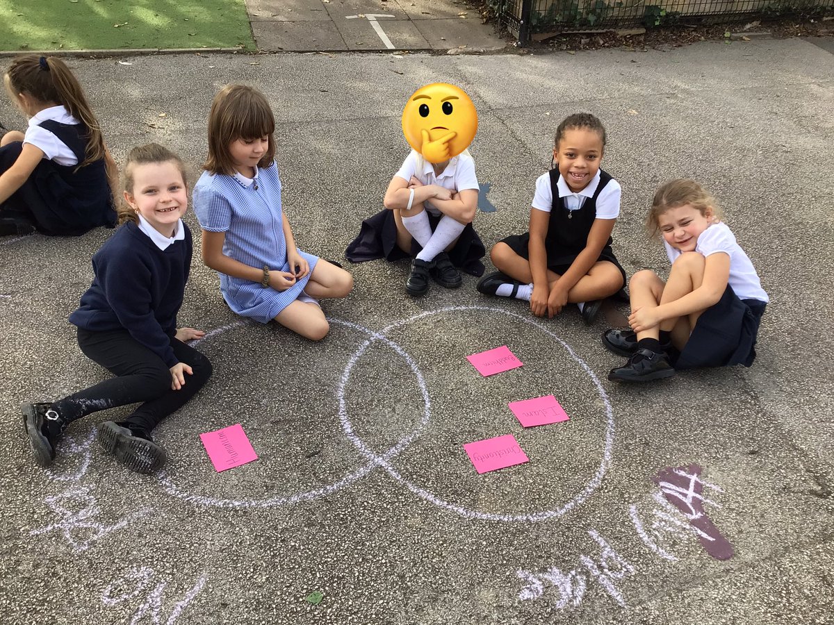 Y2YellowClass's tweet photo. Just over here casually being experts in world religions ✝️☪️☸️✡️☮️ we were making #VennDiagrams to help us compare Islam, Christianity, Buddhism, Humanism and Judaism. We nailed it 💁 https://t.co/2mlzDf3MQr