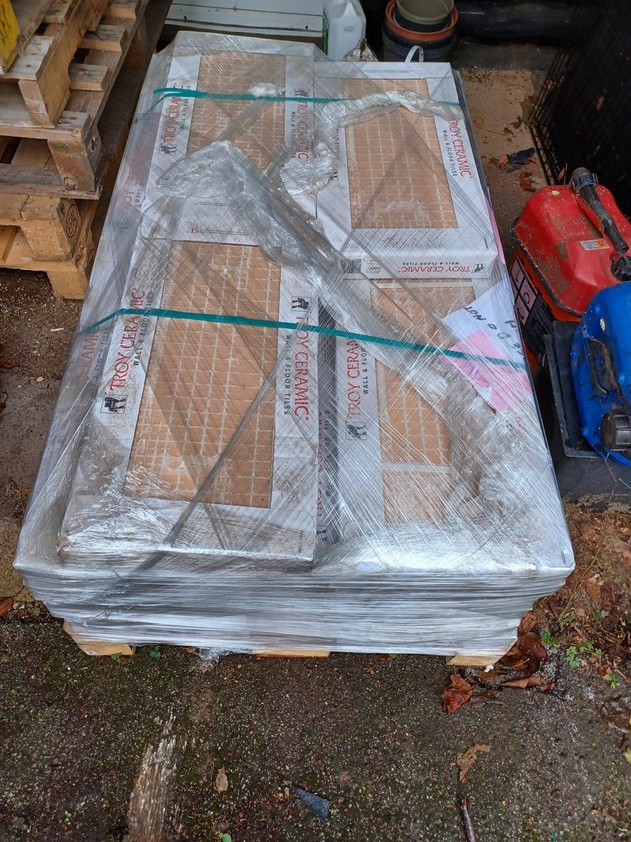 #Friday13th has been a good one for us … we need to replace some flooring in our pens and the lovely people from <a href="/BandQ/">B&Q</a> in #Swindon donated these &amp; a host of others helped to get them to us 🙏🏻🐾💜😻 - #Thankful #donation #volunteers