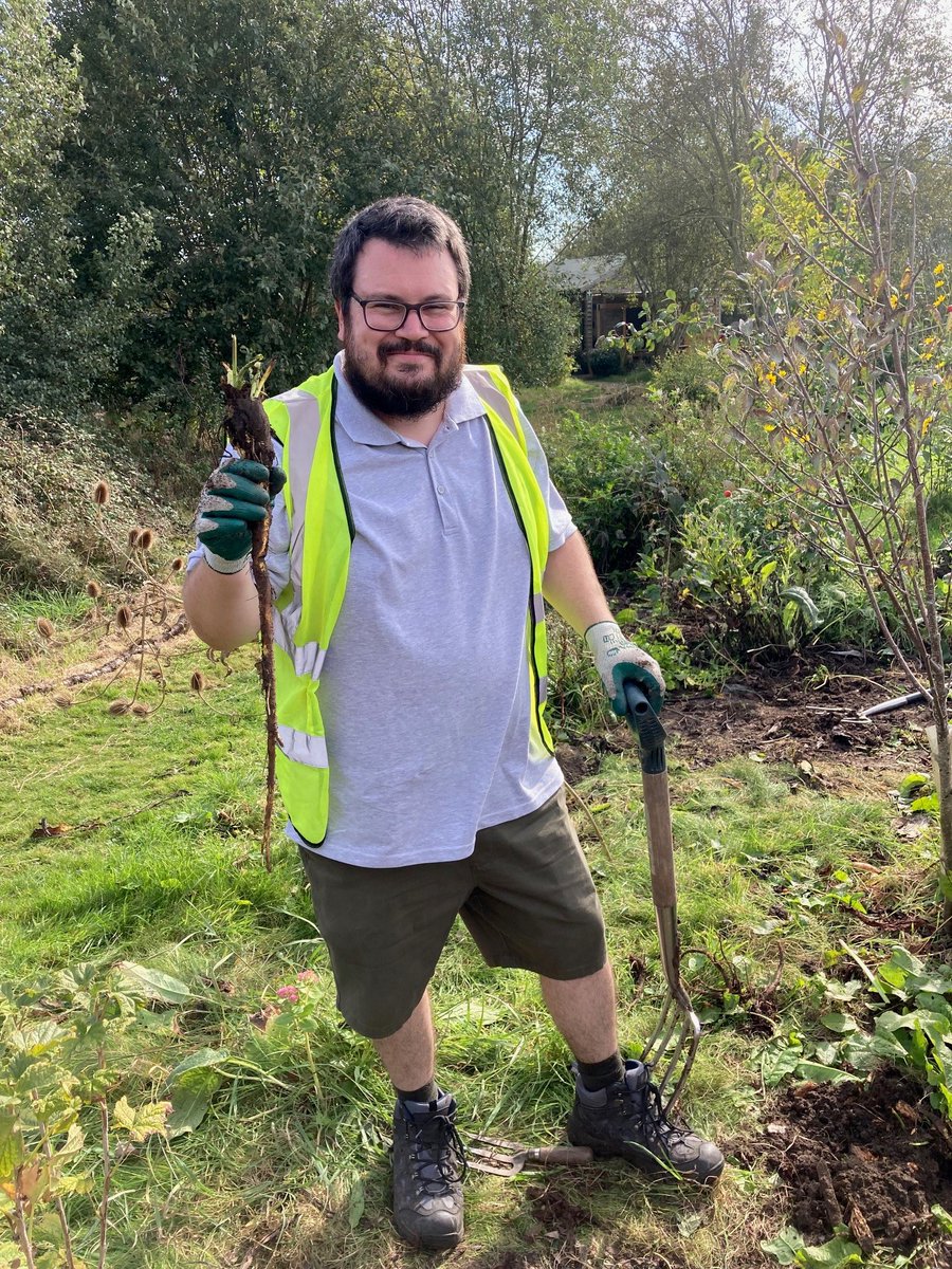 Volunteers from @RESGroup joined us on #worldmentalhealthday for their #Volunteering & #Wellbeing Day. The team helped clear our grass in the Nature Reserve, cut back brambles, & dug up comfrey in the Forest Garden, and enjoyed a wellbeing walk. #powerforgood #mentalhealth