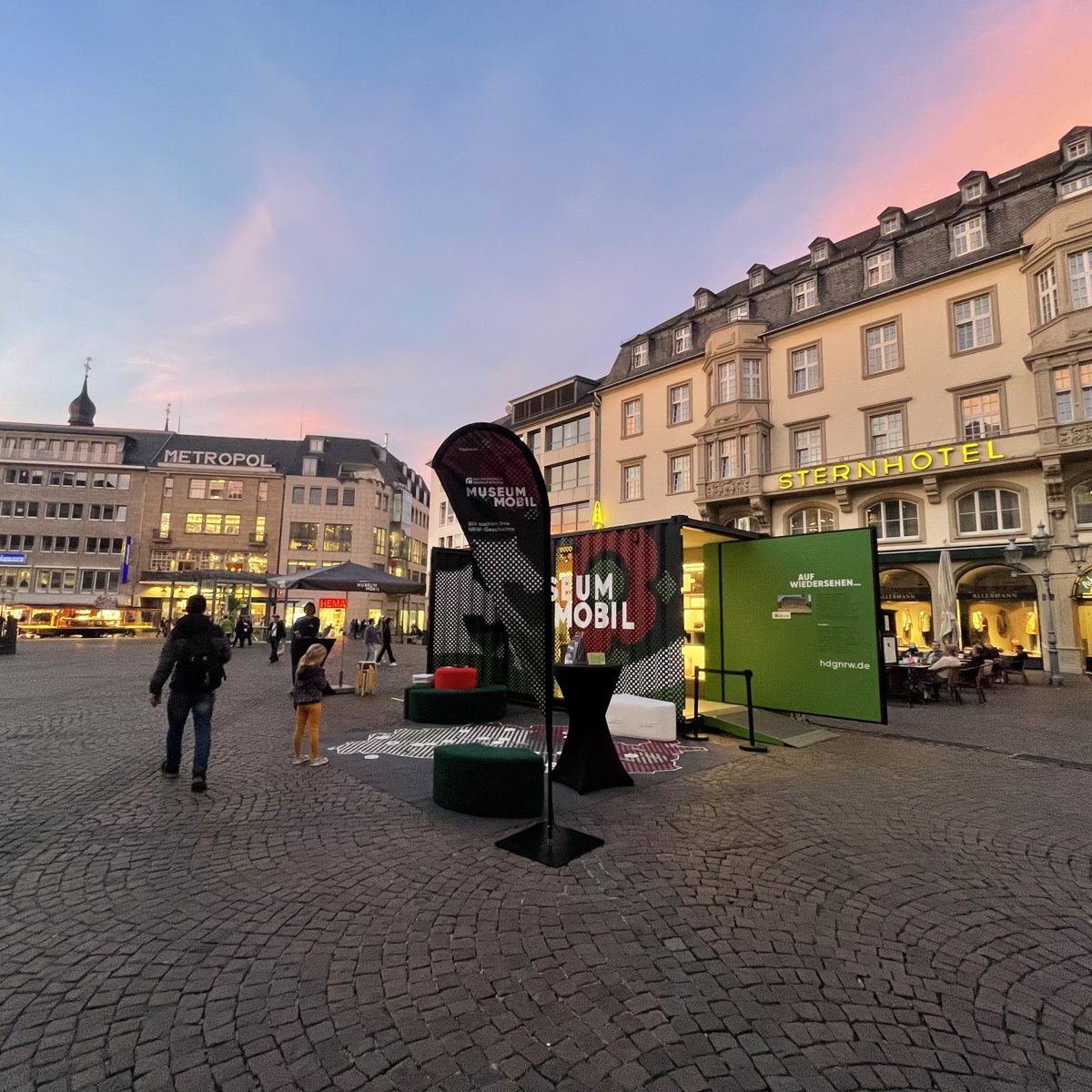 hdg_nrw's tweet photo. Abenddämmerung auf dem Markt in Bonn: Bis 20 Uhr hat #MuseumMobil heute geöffnet. ℹ️ Übrigens: Morgen, 14. Oktober, findet von 14 bis 17 Uhr unser Sammelsamstag im studio bnX, Stadtmuseum Bonn, statt. ➡️ https://t.co/R3PB6VBVeT https://t.co/Tee5ofDqkZ