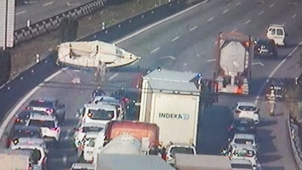 3CatInfo's tweet photo. Un vaixell travessat al mig de l'AP-7 provoca cues a Sant Cugat durant més d'una hora (📷 @transit)
https://t.co/M1FzDAoogh https://t.co/NPt4zAydVz