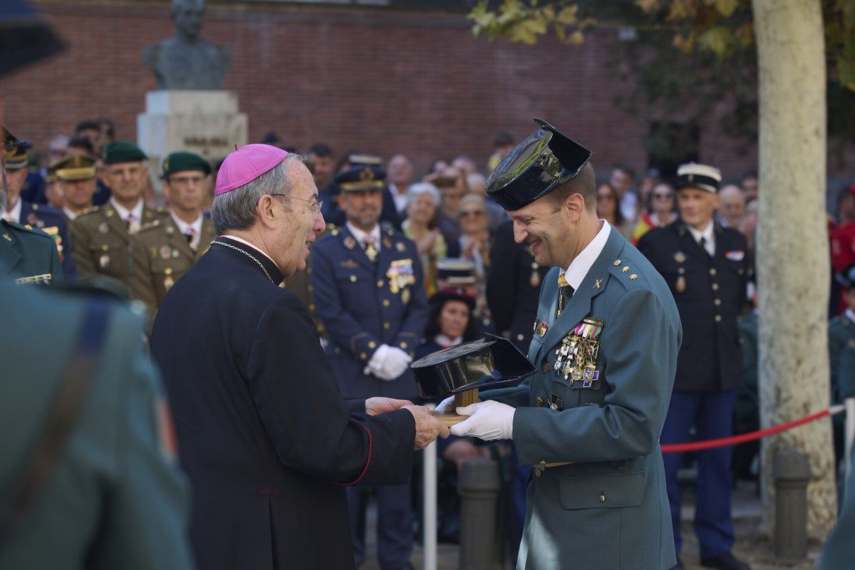 La Guardia Civil de Navarra en su celebración en Pamplona en honor a la Virgen de Pilar. 

Reconoció el compromiso del Arzobispo de #Pamplona y #Tudela, Fernando Pérez, otorgándole el 'Tricornio de honor'. 🙏👮‍♂️👏 

#VirgenDePilar #GuardiaCivil #12Octubre #Navarra #VirgenDelPilar