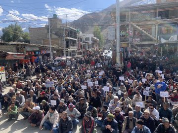 rizwanghilzai's tweet photo. حضرت نعمان بن بشیرؓ سے روایت ہے کہ رسول اکرم صلی اﷲ علیہ وسلم نے فرمایا سب مسلمان ایک جسمِ واحد کی طرح ہیں۔ اگر اس کی آنکھ دُکھے تو اس کا سارا جسم دُکھ محسوس کرتا ہے اور اسی طرح اگر اس کے سر میں تکلیف ہو تو بھی سارا جسم تکلیف میں شریک ہوتا ہے۔ 
#جمعة_طوفان_الأقصى https://t.co/ZtyzkHpkxs