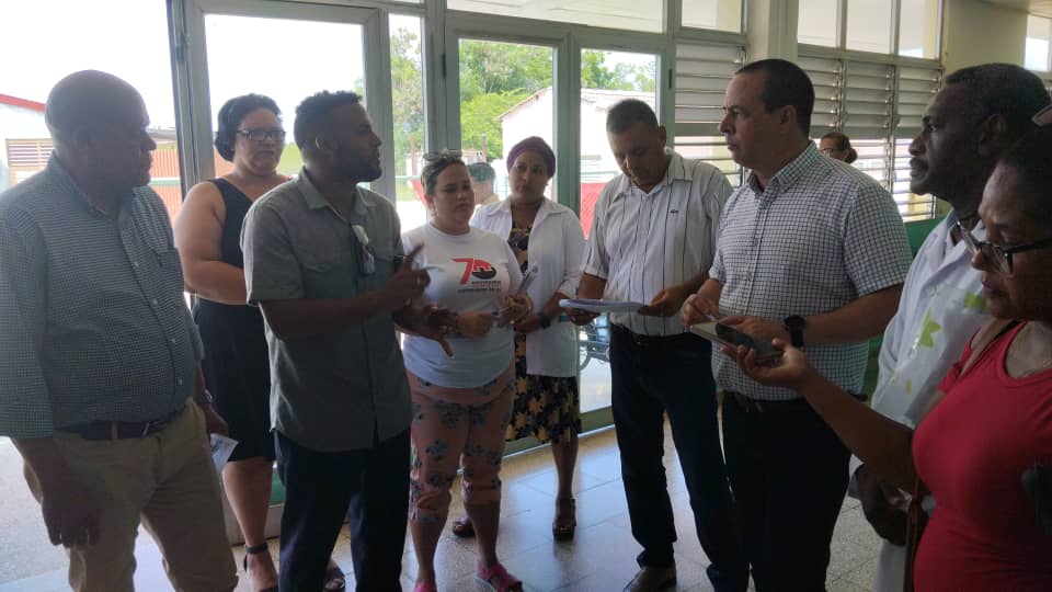 CubacooperaGb's tweet photo. Como parte del equipo gubernamental que visita la Provincia de Guantánamo el Ministro de Salud @japortalmiranda recorrió varias instituciones de Salud y chequeó el comportamiento de servicios que desde las instituciones médicas se brindan al pueblo #CubaCoopera #BMCGuineaBissau https://t.co/8vnuIUius8