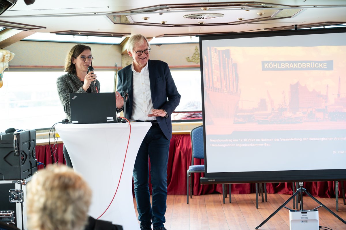 hikbau's tweet photo. Das war sehr spannend und informativ: Gestern luden wir zusammen mit der Architektenkammer auf die MS Commodore zu einer Vortrags- und Diskussionsveranstaltung zur künftigen Köhlbrand-Querung. Wer dabei war, worüber diskutiert wurde: https://t.co/sF8LqKy1IK https://t.co/BpKzxzp90z