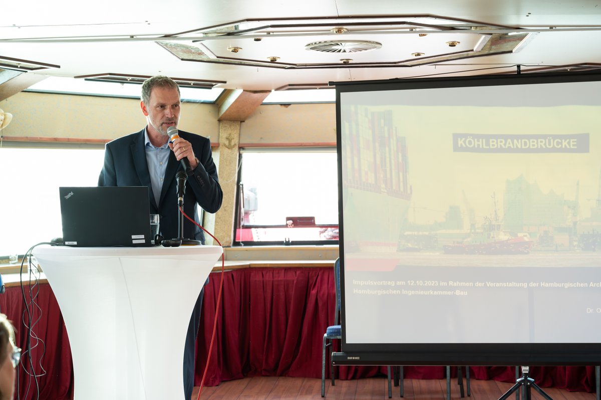 hikbau's tweet photo. Das war sehr spannend und informativ: Gestern luden wir zusammen mit der Architektenkammer auf die MS Commodore zu einer Vortrags- und Diskussionsveranstaltung zur künftigen Köhlbrand-Querung. Wer dabei war, worüber diskutiert wurde: https://t.co/sF8LqKy1IK https://t.co/BpKzxzp90z