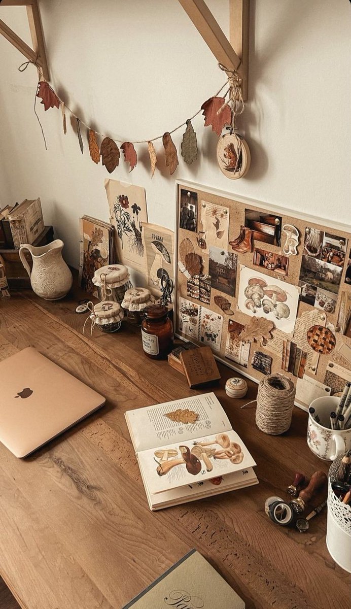 NostAcademia's tweet photo. Autumn desktop decoration  🖤 Dark Academia https://t.co/gN8d6yAtmp