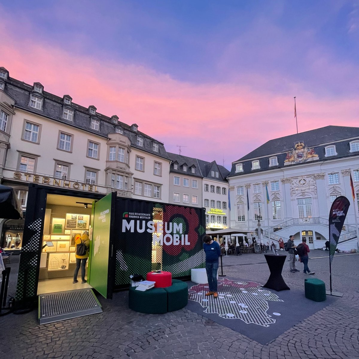 hdg_nrw's tweet photo. Abenddämmerung auf dem Markt in Bonn: Bis 20 Uhr hat #MuseumMobil heute geöffnet. ℹ️ Übrigens: Morgen, 14. Oktober, findet von 14 bis 17 Uhr unser Sammelsamstag im studio bnX, Stadtmuseum Bonn, statt. ➡️ https://t.co/R3PB6VBVeT https://t.co/Tee5ofDqkZ
