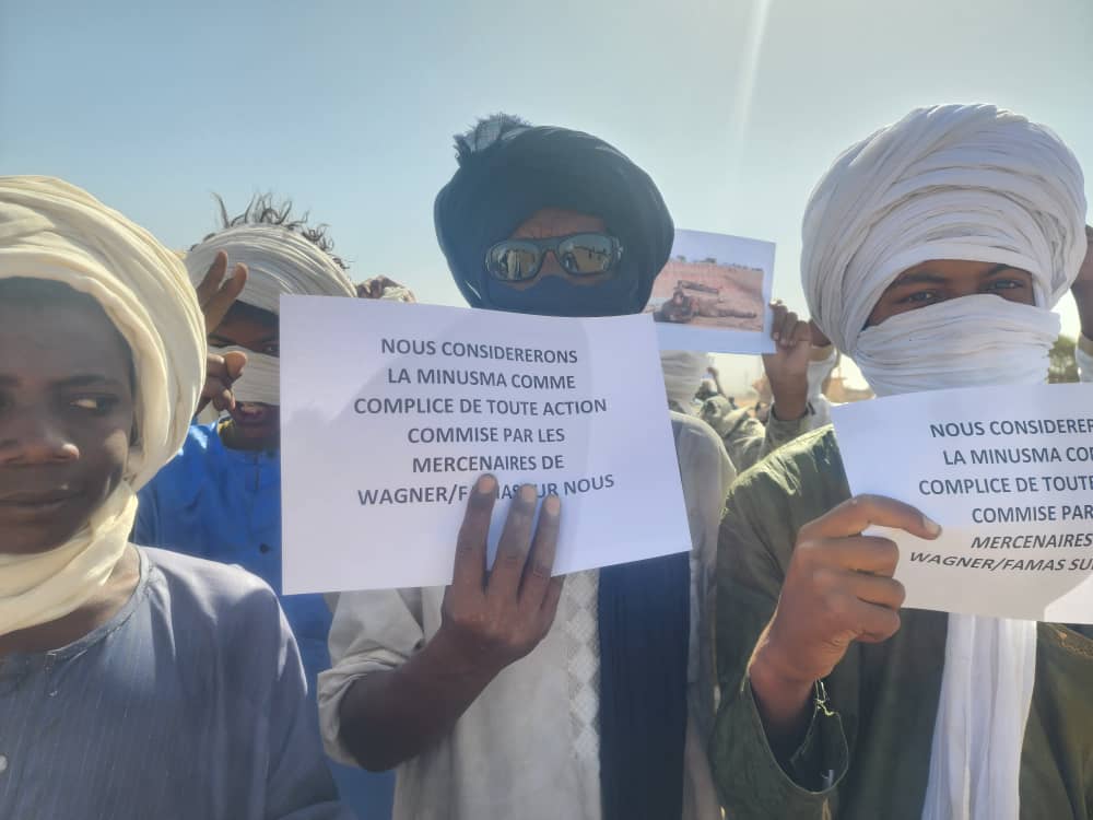 ahmednas55's tweet photo. #كلنا_القضية_الأزوادية  #لا_لإبادة_المدنيين_في_أزواد  #Nous_sommes_tous_le_problème_Azawadi #Non_au_génocide_des_civils_en_Azawad  #No_ #No_to_génocide_the_civilians_in_Azawad  #Kidal #كيدال خروج الشعب في #أزواد في مظاهرة تنديد واستنكار على ع صمت العالم على ما يتعرض له الشعب من إنتهاكات وجرائم ضد الإنسانية على يد #فاغنر الروسية والجيش المالي وسط تعتيم #اعلامي وصمت #المجتمع_الدولي  #والمن��مات_الإنسانية  وايضا على تواطي منسما مع باماكو ضد #CSP