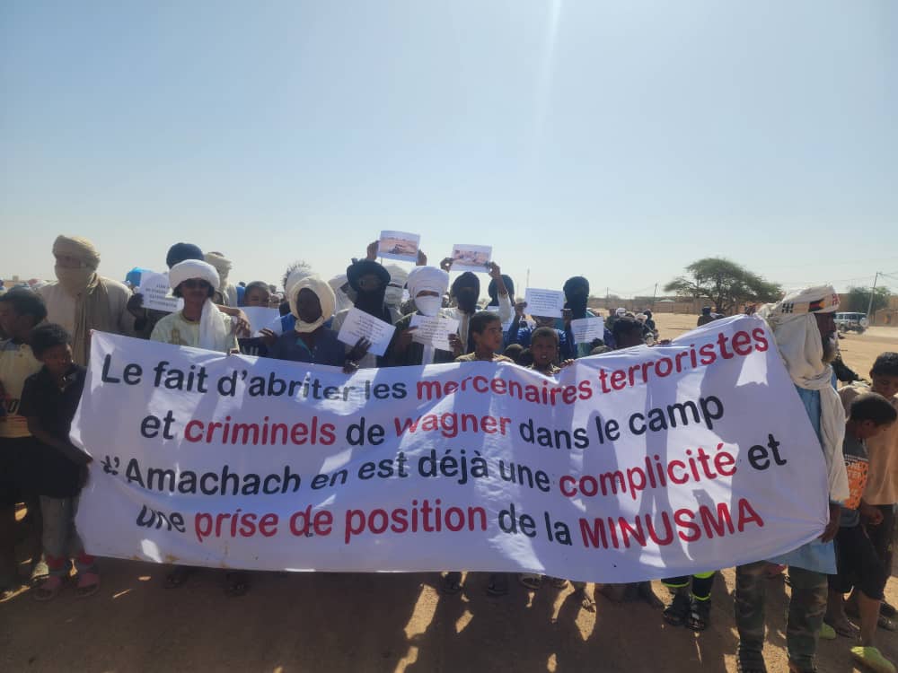 ahmednas55's tweet photo. #كلنا_القضية_الأزوادية  #لا_لإبادة_المدنيين_في_أزواد  #Nous_sommes_tous_le_problème_Azawadi #Non_au_génocide_des_civils_en_Azawad  #No_ #No_to_génocide_the_civilians_in_Azawad  #Kidal #كيدال خروج الشعب في #أزواد في مظاهرة تنديد واستنكار على ع صمت العالم على ما يتعرض له الشعب من إنتهاكات وجرائم ضد الإنسانية على يد #فاغنر الروسية والجيش المالي وسط تعتيم #اعلامي وصمت #المجتمع_الدولي  #والمن��مات_الإنسانية  وايضا على تواطي منسما مع باماكو ضد #CSP