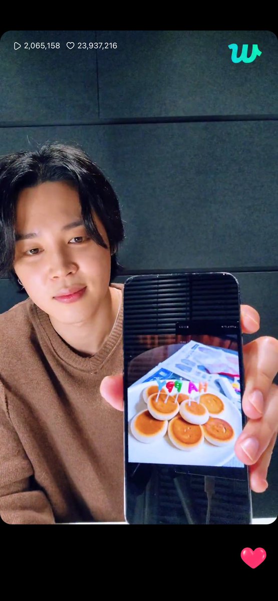 findbts_'s tweet photo. Jimin: "Eu encontrei o Jin hyung e ele me deu essa bolsinha com dinheiro dentro, disse que guardou seu salário dos dois primeiros meses e me deu. Também encontrei Suga hyung ontem e ele fez esses bolinhos para me desejar parabéns. Todos os membros me deram parabéns e sou grato + https://t.co/fRRHDCHrCX