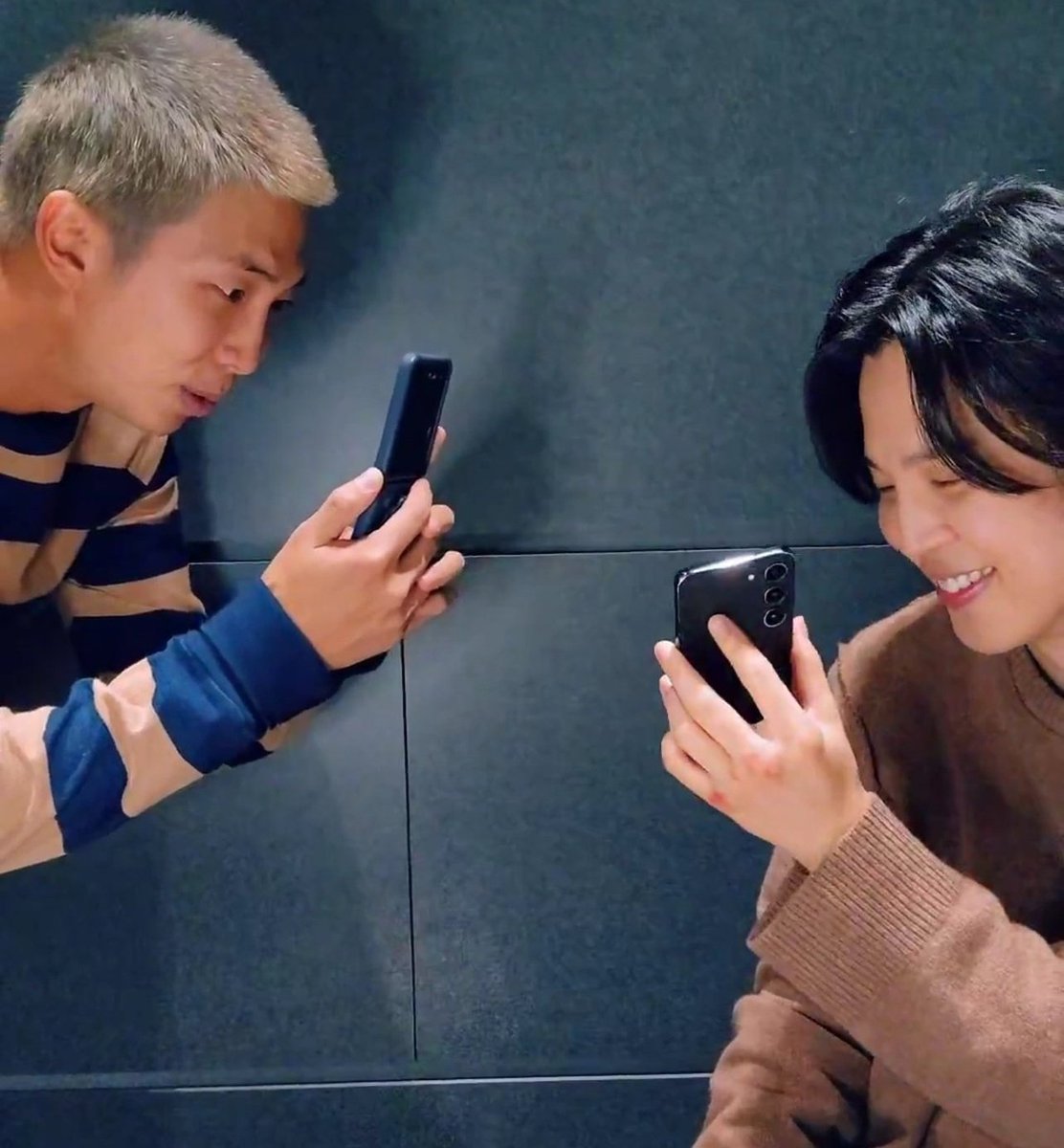 findbts_'s tweet photo. Jimin: "Eu encontrei o Jin hyung e ele me deu essa bolsinha com dinheiro dentro, disse que guardou seu salário dos dois primeiros meses e me deu. Também encontrei Suga hyung ontem e ele fez esses bolinhos para me desejar parabéns. Todos os membros me deram parabéns e sou grato + https://t.co/fRRHDCHrCX