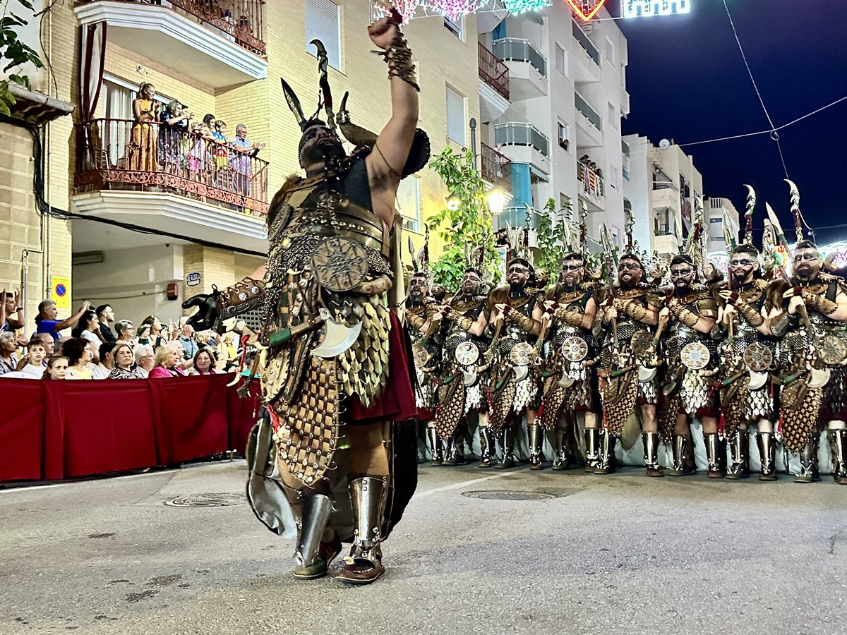 ElCampelloAyto's tweet photo. 🌙⚔️Espectacular entrada cristiana-mora, #ElCampello #MiC23 con 3.500 personas desfilando entre bandas de música y mucho colorido @JuanjoBerenguer @toniperezbnd @dipuAlicante Lee AQUÍ completa la noticia 👉🏻 https://t.co/T27mXTaSl8 https://t.co/12LJ4IPJai