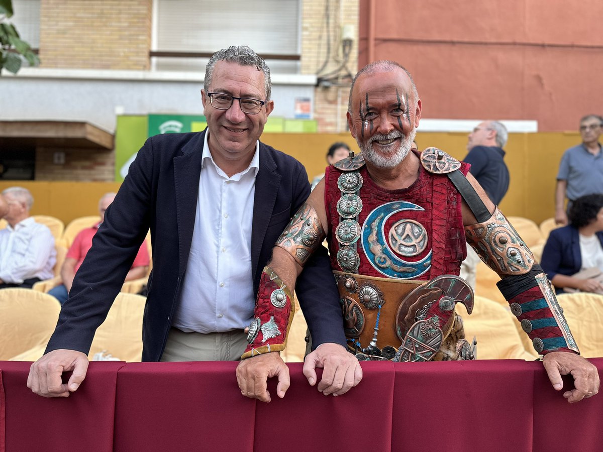 ElCampelloAyto's tweet photo. 🌙⚔️Espectacular entrada cristiana-mora, #ElCampello #MiC23 con 3.500 personas desfilando entre bandas de música y mucho colorido @JuanjoBerenguer @toniperezbnd @dipuAlicante Lee AQUÍ completa la noticia 👉🏻 https://t.co/T27mXTaSl8 https://t.co/12LJ4IPJai