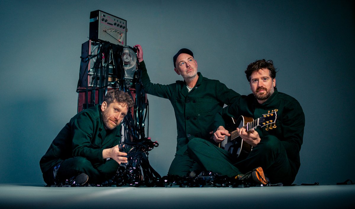 Join <a href="/LAUmusic/">LAU</a> online tomorrow for their only gig of 2023! <a href="/KrisDrever/">Kris Drever</a>, <a href="/Martin_Green__/">Martin Green</a> and @obanfiddle will be joined by <a href="/kathrynjoseph_/">kathryn joseph</a> as they present a special collaborative version of their 'Unplugged' show for one time only, live from <a href="/queens_hall/">The Queen's Hall</a>.

livetoyourlivingroom.com/events/lau-spe…