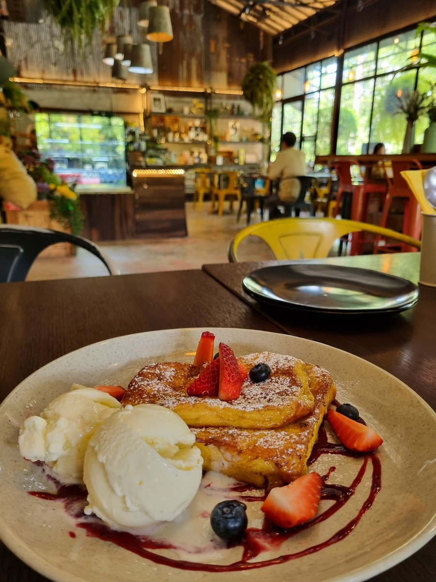 tikkiii's tweet photo. ร้าน Plantation cafe กาแฟดีมากคือจิบคำแรกเราตาโตเลยนะ แต่ราคาแอบสูงไปนิด
แก้วละ 160 
French toast 280 อร่อย 
ใดๆก็ถือว่าดีค่ะ แนะนำ 
ขอให้ ตุลา พฤศจิกา ธันวา เป็นแสงแดดอุ่นๆ ลมเย็นๆ ช่วยใจดีกับเพวกราหน่อยนะ #aroii #myoctober
#cafe #Coffee #garden #Bangkok https://t.co/MDy0KdSBro