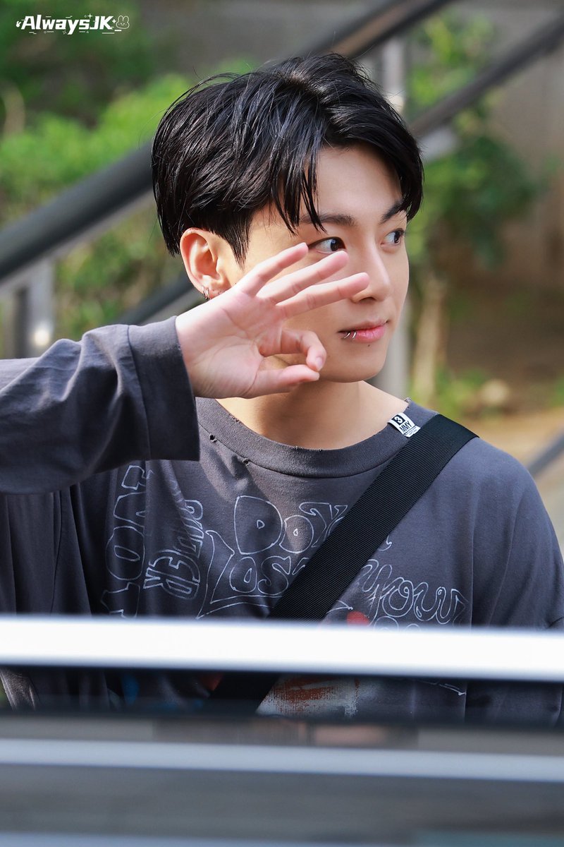 AlwaysJK_901's tweet photo. 231013 뮤직뱅크 퇴근

#JUNGKOOK 
#방탄소년단 
#정국
@BTS_twt https://t.co/uk4scXZk7m