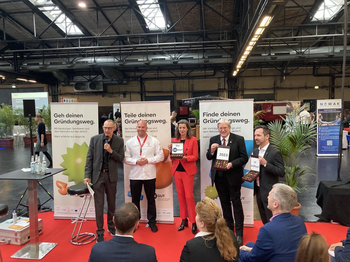 joergstb's tweet photo. Start der #Gründermesse @deGUT in Berlin: Der perfekte Ort für alle Gründerinnen &amp; Gründer – und solche, die es werden wollen.
-          Informationen gebündelt an einem Ort
-          Erstberatungen erhalten
-          Kontakte knüpfen
-          Seminare und Workshops besuchen https://t.co/tOpp1ZYXn1