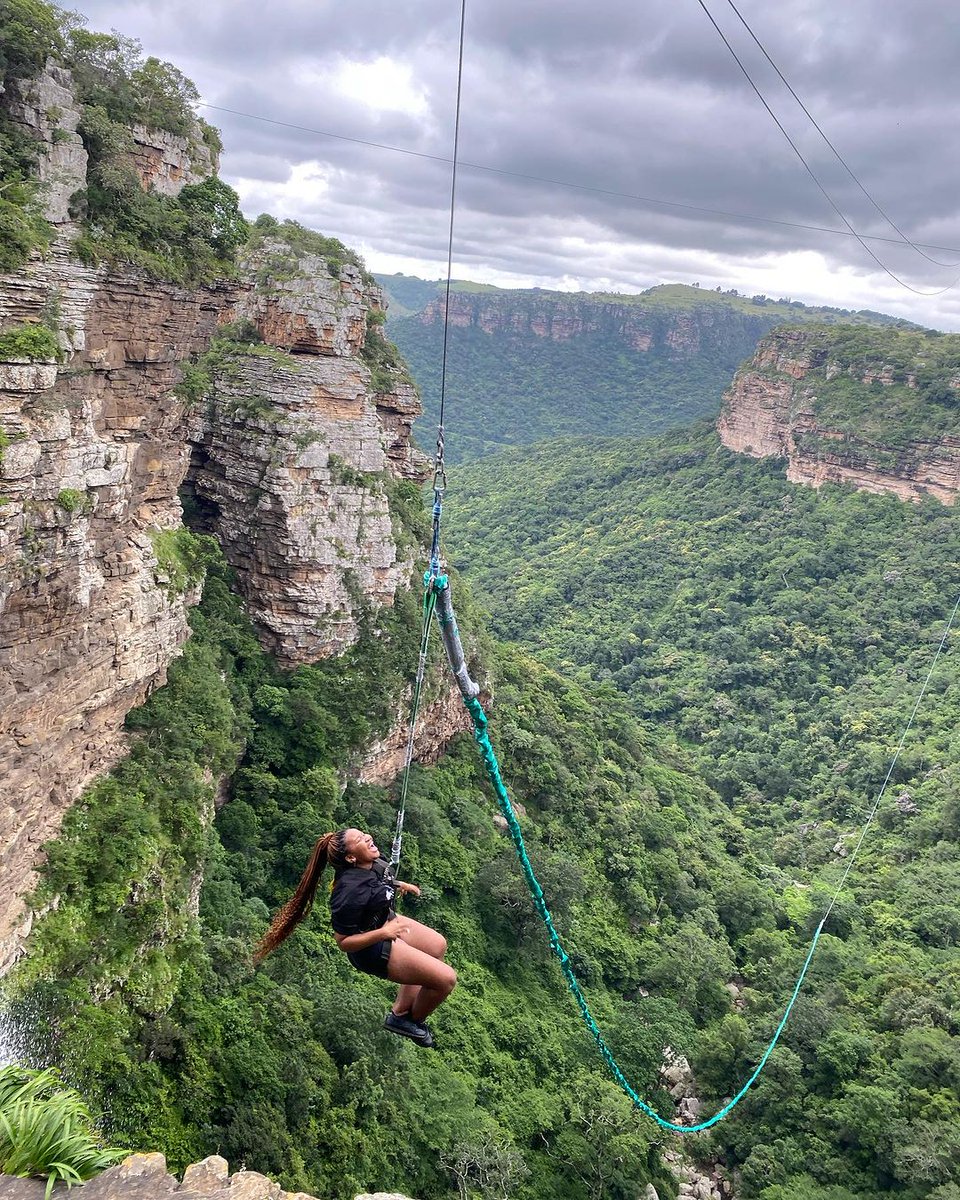 Experience the heart-pounding adventure of a lifetime with the Oribi Gorge Wild Swing @wild5adventures . Located in the breathtaking Oribi Gorge Nature Reserve in Mzansi.🇿🇦❤️

📸: @sissie_ndaba
#GimmeSummerShotLeft #ItsMySouthAfrica #TravelWiseMzansi